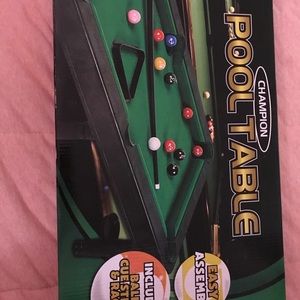 Mini pool table